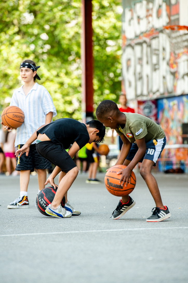 Des enfants qui jouent au basket sur nos playground pendant un BigBangPark